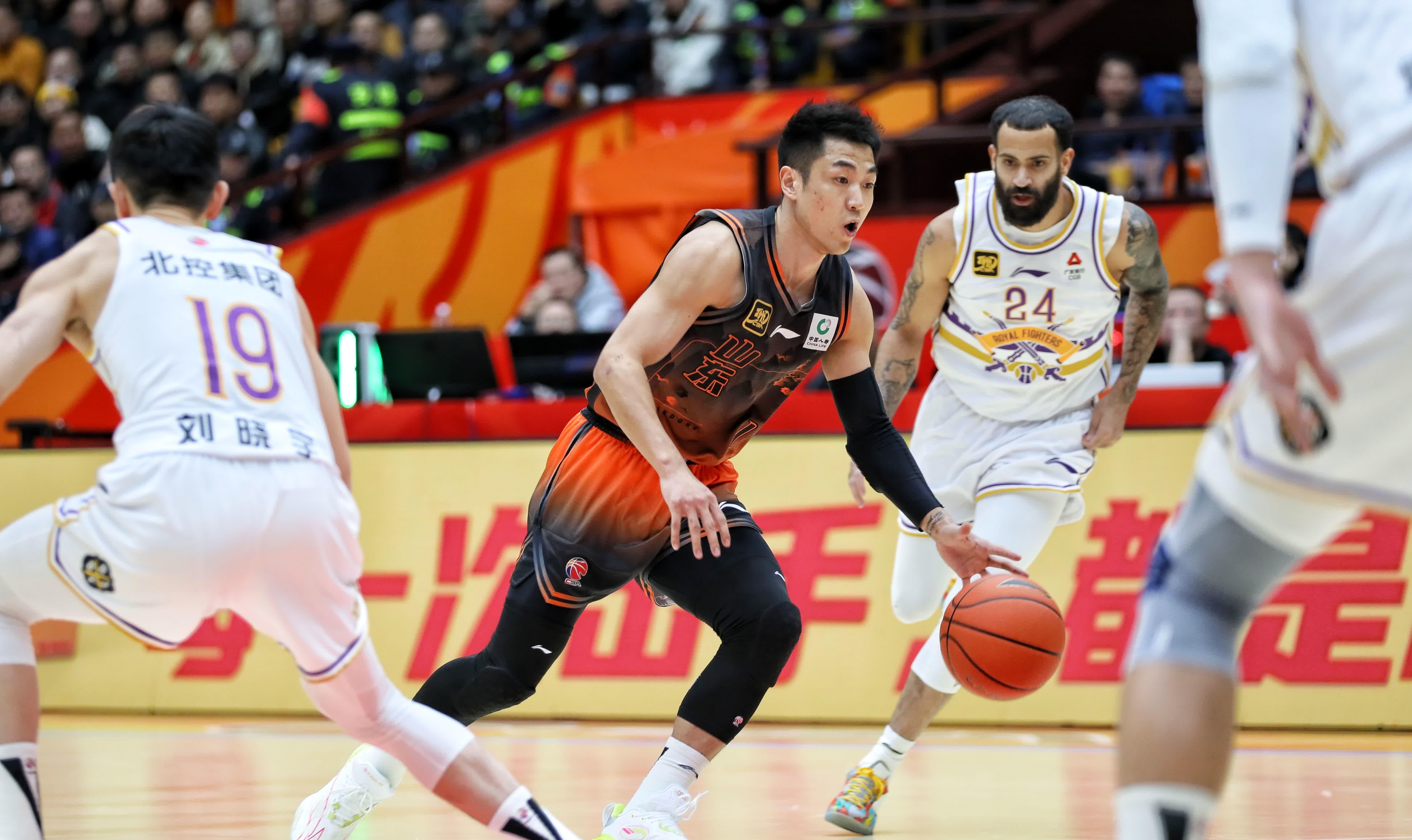 山东男篮战胜新疆天山雪狼，实力表现抢眼