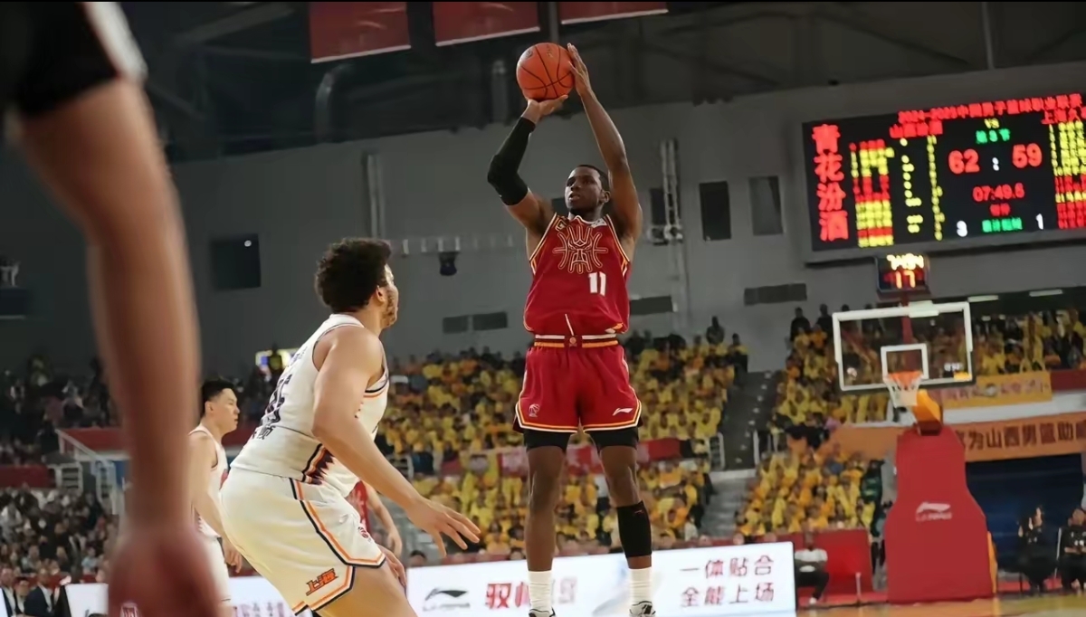 广东宏远击败上海队，继续保持领先优势