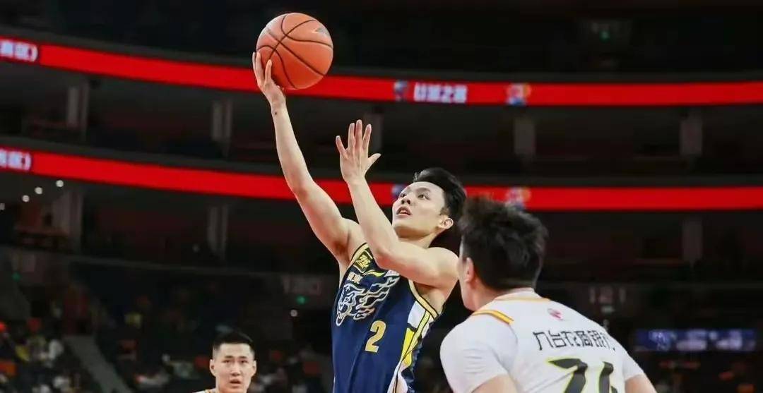 广东宏远击败上海队，继续保持领先优势