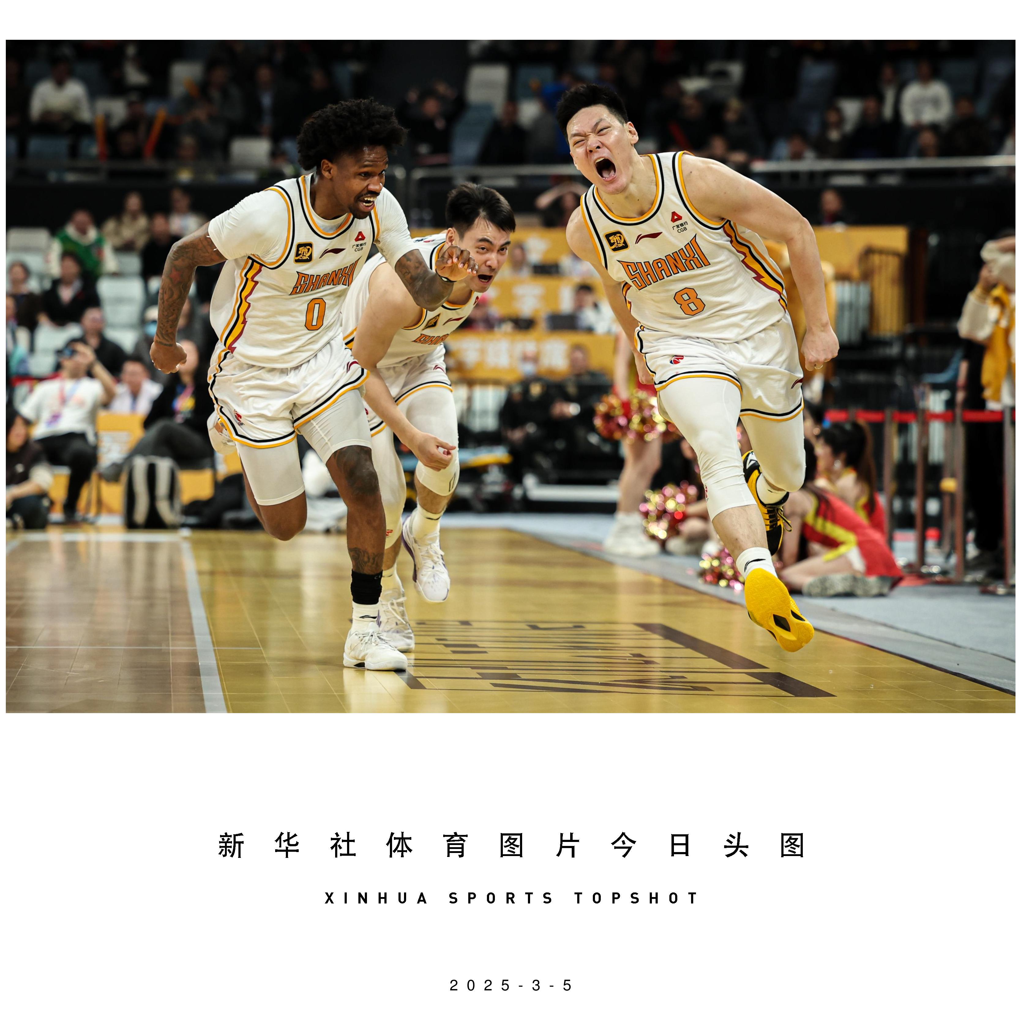 一名球员在比赛中完成绝杀，受到球迷热捧
