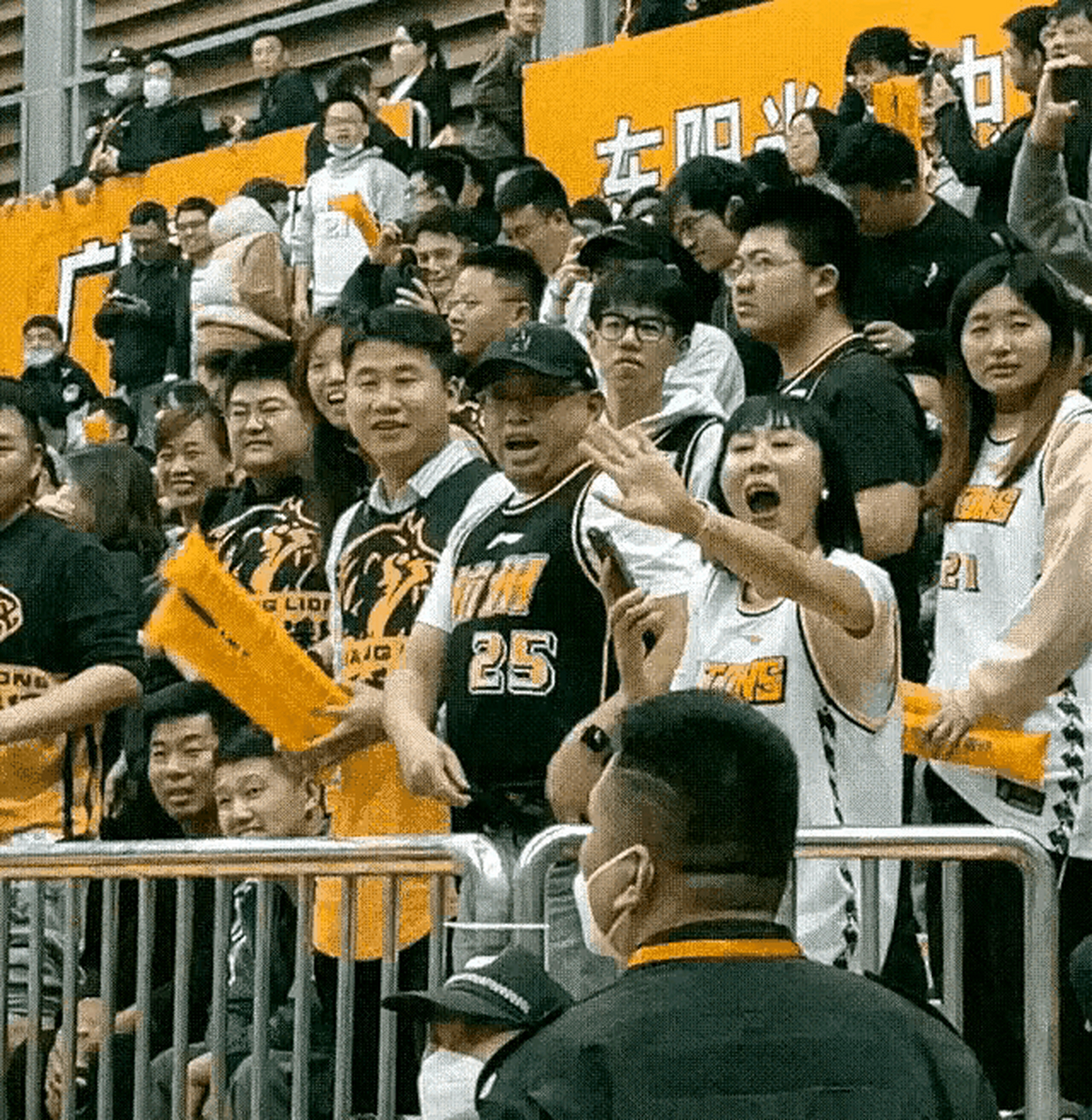 关于沉浮赛场：欧锦赛上的争议事件引发球迷热议的信息