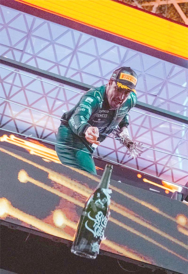 开云体育app-红牛车队鏖战阿斯顿马丁，阿隆索统治全场