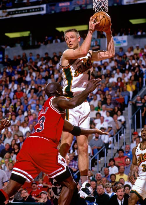 德国队绝杀奥地利队，马龙统治全场