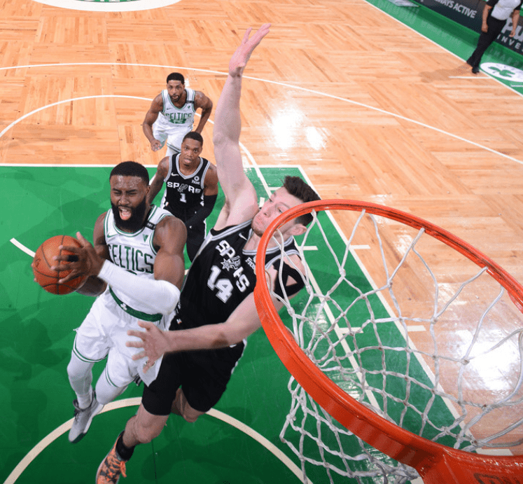 上海队鏖战马刺,塔图姆高光表现 上海队鏖战马刺,塔图姆高光表现