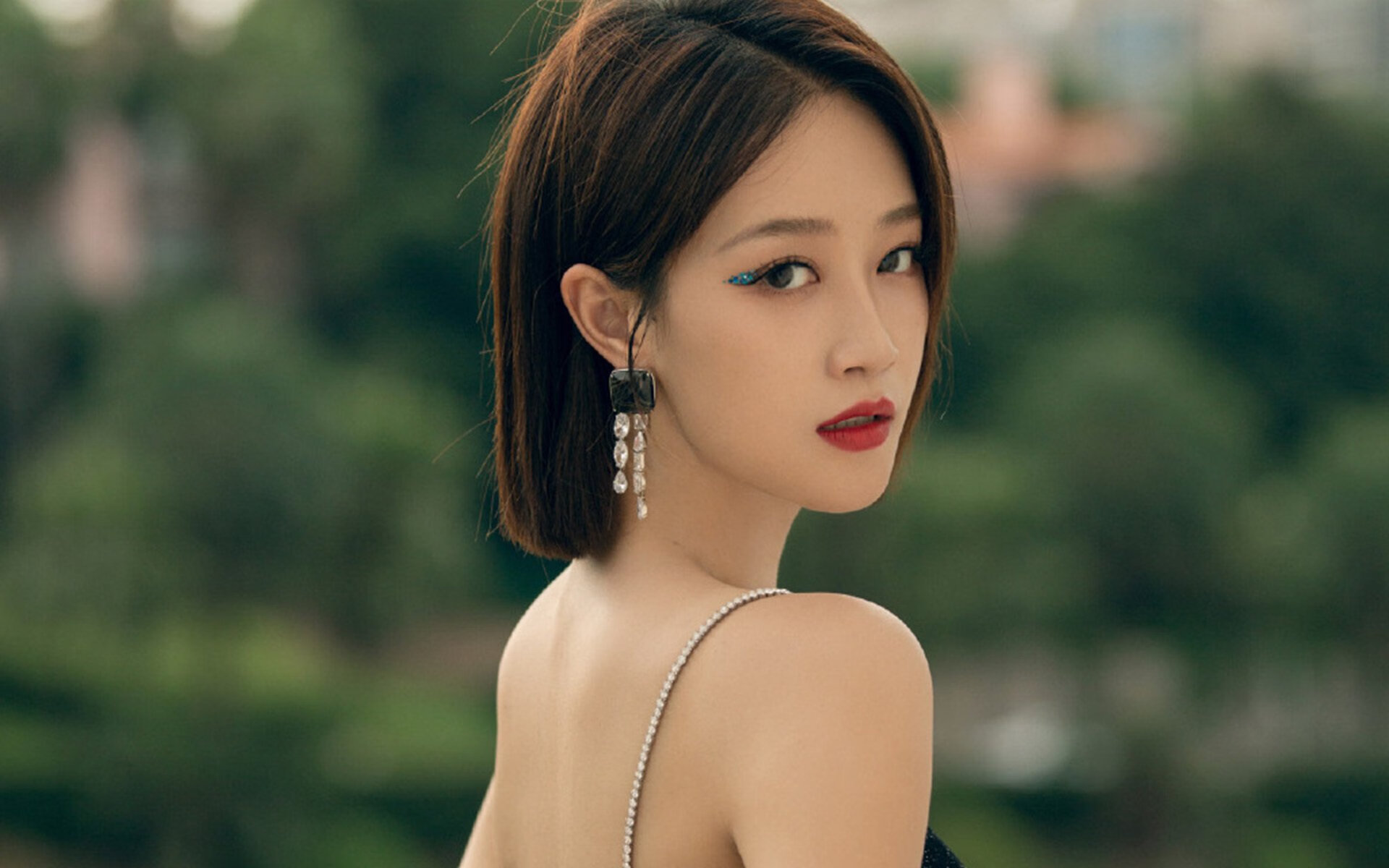 足球经纬，当伯纳乌的呐喊遇见维斯瓦河的回响